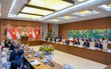 Chủ tịch Quốc hội Vương Đình Huệ hội kiến Thủ tướng Singapore Lý Hiển Long