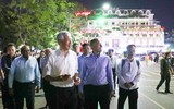 Hình ảnh Thủ tướng Lý Hiển Long giản dị, thân thiện ở phố đi bộ Hồ Gươm 
