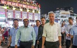 Hình ảnh Thủ tướng Lý Hiển Long giản dị, thân thiện ở phố đi bộ Hồ Gươm 