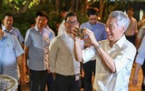 Hình ảnh Thủ tướng Lý Hiển Long giản dị, thân thiện ở phố đi bộ Hồ Gươm 