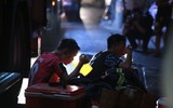 Những hình ảnh lính cứu hỏa Hà Nội bị thương, kiệt sức sau nhiều giờ chữa cháy 