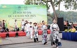 Phụ nữ Thủ đô thướt tha diện áo dài tại phố đi bộ Hồ Gươm 