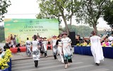 Phụ nữ Thủ đô thướt tha diện áo dài tại phố đi bộ Hồ Gươm 