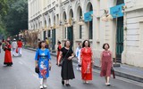 Phụ nữ Thủ đô thướt tha diện áo dài tại phố đi bộ Hồ Gươm 