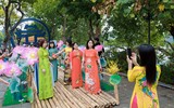 Phụ nữ Thủ đô thướt tha diện áo dài tại phố đi bộ Hồ Gươm 