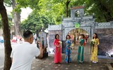 Phụ nữ Thủ đô thướt tha diện áo dài tại phố đi bộ Hồ Gươm 