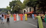 Phụ nữ Thủ đô thướt tha diện áo dài tại phố đi bộ Hồ Gươm 