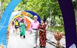 Phụ nữ Thủ đô thướt tha diện áo dài tại phố đi bộ Hồ Gươm 