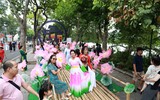 Phụ nữ Thủ đô thướt tha diện áo dài tại phố đi bộ Hồ Gươm 