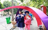 Phụ nữ Thủ đô thướt tha diện áo dài tại phố đi bộ Hồ Gươm 