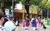 Phụ nữ Thủ đô thướt tha diện áo dài tại phố đi bộ Hồ Gươm 