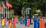 Phụ nữ Thủ đô thướt tha diện áo dài tại phố đi bộ Hồ Gươm 