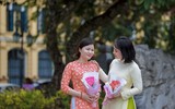 Phụ nữ Thủ đô thướt tha diện áo dài tại phố đi bộ Hồ Gươm 