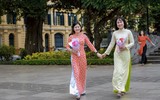 Phụ nữ Thủ đô thướt tha diện áo dài tại phố đi bộ Hồ Gươm 