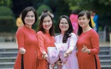 Phụ nữ Thủ đô thướt tha diện áo dài tại phố đi bộ Hồ Gươm 