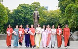 Phụ nữ Thủ đô thướt tha diện áo dài tại phố đi bộ Hồ Gươm 