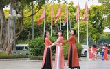 Phụ nữ Thủ đô thướt tha diện áo dài tại phố đi bộ Hồ Gươm 