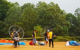 Xem dù lượn có động cơ biểu diễn bay trên bầu trời Hà Nội 
