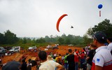 Xem dù lượn có động cơ biểu diễn bay trên bầu trời Hà Nội 