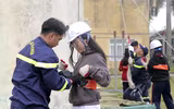 Gần 400 học sinh ở Hà Nội trải nghiệm kỹ năng chữa cháy, thoát hiểm