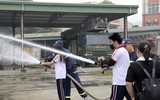 Gần 400 học sinh ở Hà Nội trải nghiệm kỹ năng chữa cháy, thoát hiểm