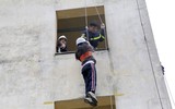 Gần 400 học sinh ở Hà Nội trải nghiệm kỹ năng chữa cháy, thoát hiểm