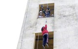 Gần 400 học sinh ở Hà Nội trải nghiệm kỹ năng chữa cháy, thoát hiểm