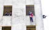 Gần 400 học sinh ở Hà Nội trải nghiệm kỹ năng chữa cháy, thoát hiểm