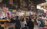 Không khí Giáng sinh nhộn nhịp trên phố Hàng Mã