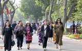 Phố đi bộ hồ Hoàn Kiếm thu hút người dân vui chơi dịp Tết Dương lịch 2024