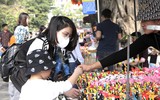 Phố đi bộ hồ Hoàn Kiếm thu hút người dân vui chơi dịp Tết Dương lịch 2024
