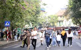 Phố đi bộ hồ Hoàn Kiếm thu hút người dân vui chơi dịp Tết Dương lịch 2024