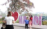 Phố đi bộ hồ Hoàn Kiếm thu hút người dân vui chơi dịp Tết Dương lịch 2024