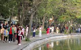 Phố đi bộ hồ Hoàn Kiếm thu hút người dân vui chơi dịp Tết Dương lịch 2024
