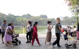 Phố đi bộ hồ Hoàn Kiếm thu hút người dân vui chơi dịp Tết Dương lịch 2024