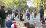 Phố đi bộ hồ Hoàn Kiếm thu hút người dân vui chơi dịp Tết Dương lịch 2024