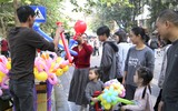 Phố đi bộ hồ Hoàn Kiếm thu hút người dân vui chơi dịp Tết Dương lịch 2024