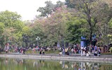 Phố đi bộ hồ Hoàn Kiếm thu hút người dân vui chơi dịp Tết Dương lịch 2024