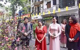 Phu nhân Chủ tịch nước và Phu nhân Tổng thống Philippines tham quan chợ hoa Tết Hàng Lược