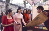 Phu nhân Chủ tịch nước và Phu nhân Tổng thống Philippines tham quan chợ hoa Tết Hàng Lược