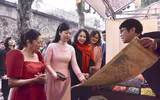 Phu nhân Chủ tịch nước và Phu nhân Tổng thống Philippines tham quan chợ hoa Tết Hàng Lược
