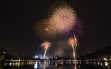 Ngắm những màn pháo hoa lung linh sắc màu trong đêm giao thừa ở Hà Nội