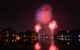 Ngắm những màn pháo hoa lung linh sắc màu trong đêm giao thừa ở Hà Nội