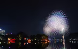 Ngắm những màn pháo hoa lung linh sắc màu trong đêm giao thừa ở Hà Nội