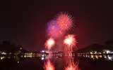 Ngắm những màn pháo hoa lung linh sắc màu trong đêm giao thừa ở Hà Nội