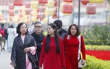Người dân Thủ đô đến Hoàng thành Thăng Long tận hưởng không khí ngày xuân