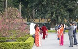 Người dân Thủ đô đến Hoàng thành Thăng Long tận hưởng không khí ngày xuân