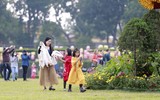 Người dân Thủ đô đến Hoàng thành Thăng Long tận hưởng không khí ngày xuân