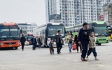 Bến xe ở Hà Nội nhộn nhịp trong ngày đầu năm mới