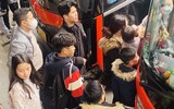 Bến xe ở Hà Nội nhộn nhịp trong ngày đầu năm mới